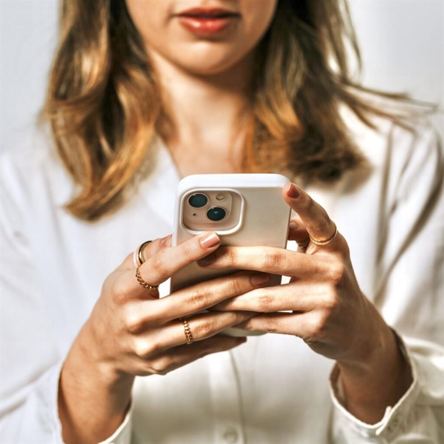Mulher segurando o celular para enviar uma mensagem