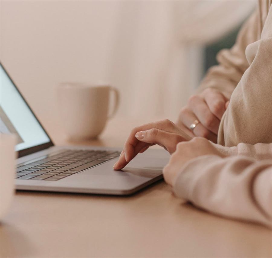 Detalhe de um atendimento online, em um ambiente tranquilo